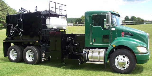 Термос-бункер для горячего асфальта на базе грузовика RC8-T - 8 тонн для горячего асфальта